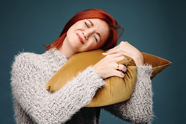 포토 JPG 해외이미지 백인 모델 1 여자 포즈 실내 표정 건강 피곤 한명 사람 앞모습 치료 가로 뷰티 고통 질병 어깨 두통 돌봄 해외202310 해외포토 서양인 감정 뷰포인트 컨셉 의학 모션 내부 신체부위 파일형식