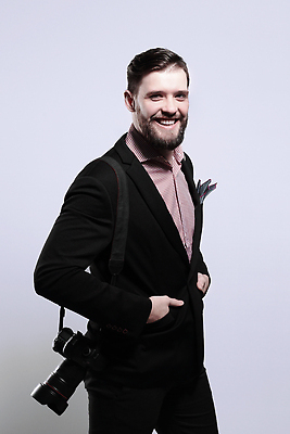 포토 JPG 해외이미지 백인 직업 1 라이프스타일 응시 남자 행복 백그라운드 수염 실내 창조 한명 서기 미소 사람 성인 유행 디지털 회색 업무 기자 우아함 발사 사진사 그림 리포터 고립 심각 스타일 해외202310 해외포토 서양인 시선 감정 컬러 컨셉 모션 표정 내부 생활 작업 작가 파일형식