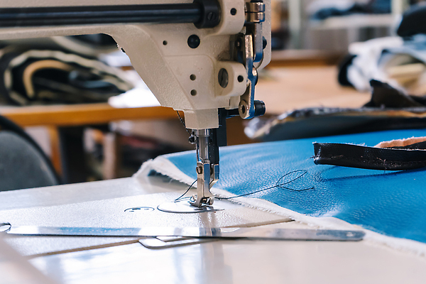 포토 JPG 해외이미지 직업 손 디자인 옷 산업 비즈니스 공장 노동자 직장 취미 사람없음 유행 기계 장비 공구 직물 면 업무 작업실 실 제조 바느질 땀 재단 재단사 방법 핸드메이드 해외202310 해외포토 회사 공업 신체부위 도구 작업 파일형식