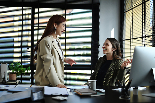포토 JPG 해외이미지 여자 앉기 상반신 성인 두명 옆모습 컵 사무실 모니터 공책 키보드 블라인드 비즈니스우먼 스마트 책상 서류판 성인여자만 해외202310 해외포토 식기 뷰포인트 가구 컨셉 비즈니스 모션 문구용품 사람 컴퓨터 사무용품 커튼 직장인 여자만 성인만 파일형식