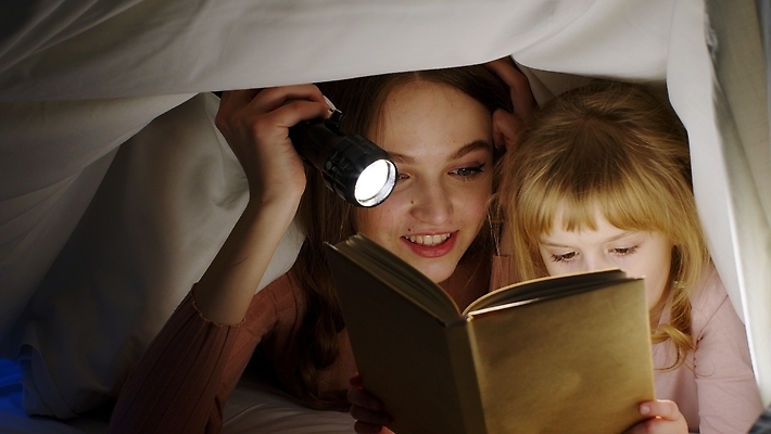 포토 JPG 해외이미지 딸 행복 어린이 가정 가족 관계 상상 놀이 엄마 동화 휴식 주택 함께함 실내 건강 이야기 사랑 사람 두명 책 학습 스터디 부모 독서 침실 꿈 육아 덮개 침대 야간 담요 비밀 주말 숨기 악몽 취침시간 해외202310 해외포토 자연요소 교육 감정 가구 컨셉 모션 내부 건물 뚜껑 파일형식