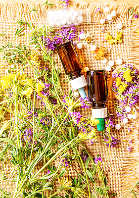 포토 JPG 해외이미지 식물 라이프스타일 꽃 산업 백그라운드 공 유리 건강 사람없음 목재 치료 빨간색 초록색 파란색 뷰티 알약 약 노란색 흰색 선택 약초 작음 천 허브 유기농 테라피 조제 내추럴 돌봄 복용 추출 치유 캐모마일 포도당 해외202310 해외포토 나무 웰빙 컬러 컨셉 재료 의학 모션 재질 생활 직물 풀_식물 크기 만들기 파일형식