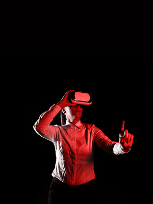 포토 JPG 해외이미지 스튜디오촬영 백인 라이프스타일 손 응시 여자 남자 안경 스포츠 과학 백그라운드 장난 비즈니스 청소년 놀이 검은배경 레저 미래 한명 손짓 성인 컴퓨터 3D 헤드폰 장비 가리킴 관찰 비즈니스맨 야간 영화 흥분 시력 혁명 고립 비디오게임 가상현실 카피스페이스 해외202310 해외포토 자연요소 서양인 1 시선 잡화 감정 음향기기 컨셉 모션 문화예술 실내 사람 생활 신체부위 전자제품 검은색 공백 게임 직장인 디지털합성 파일형식