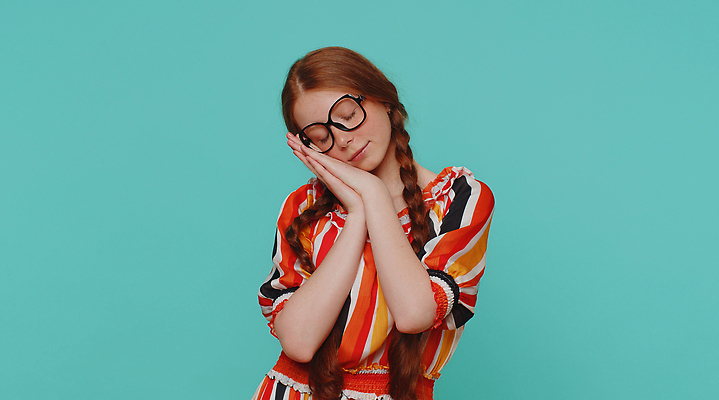 포토 JPG 해외이미지 백인 1 여학생 여자 어린이 베개 휴식 스트레스 실내 건강 피곤 한명 사람 10대 사무실 머리 꿈 잠 좌절 낮잠 파란배경 생강 주근깨 빨간머리 고립 불면증 우울증 취침시간 혼자 장식술 해외202310 해외포토 서양인 학생 헤어스타일 감정 백그라운드 컨셉 채소 비즈니스 침구 청소년 내부 신체부위 장식 파란색 점 질병 파일형식