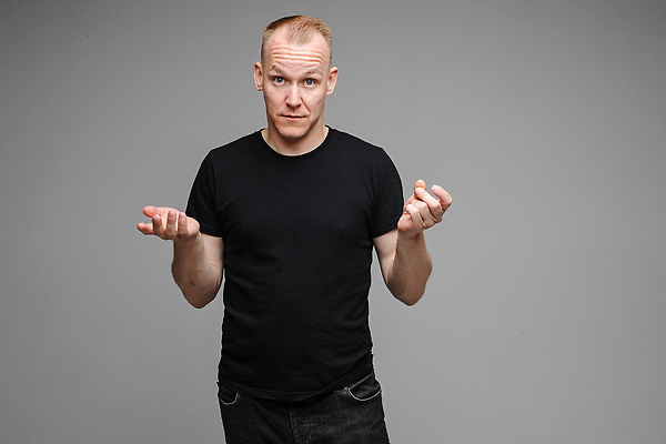 포토 JPG 해외이미지 백인 1 응시 남자 감정 무기 포즈 티셔츠 회색배경 실내 표정 한명 서기 웃음 여름 금발 광대 청바지 혀 해외202310 해외포토 서양인 헤어스타일 시선 계절 백그라운드 셔츠 바지 모션 사람 내부 회색 입 파일형식