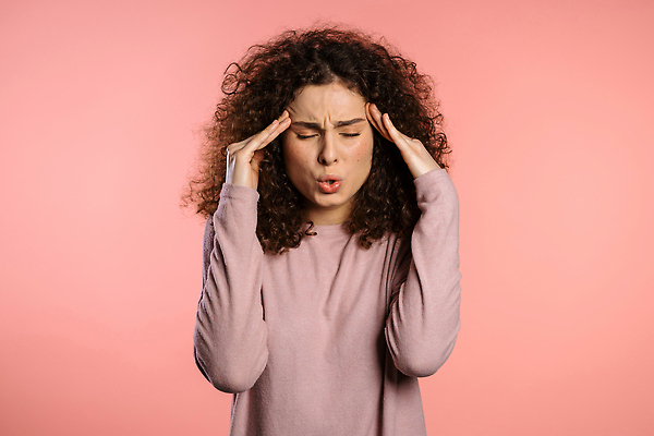 포토 JPG 해외이미지 백인 학생 응시 여자 백그라운드 유리 휴식 갈색머리 실내 건강 피곤 한명 사람 성인 뷰티 머리 놀람 고통 슬픔 흰색 표현 잠 척추 하품 문제 나쁜 고립 돌봄 요통 해외202310 해외포토 서양인 1 헤어스타일 시선 감정 컬러 컨셉 모션 재질 뼈 표정 내부 신체부위 생리현상 허리통증 파일형식