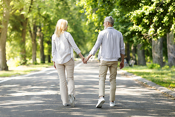 포토 JPG 해외이미지 주간 전신 백인 공원 여자 노년 남자 데이트 야외 두명 뒷모습 걷기 손잡기 노부부 화목 다정 산책 노인만 해외202310 해외포토 자연요소 서양인 부부 공공시설 뷰포인트 컨셉 모션 휴식 사람 성인 성인만 파일형식
