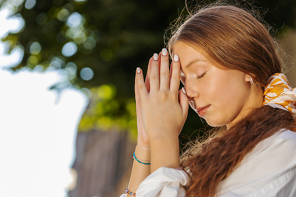 포토 JPG 해외이미지 백인 라이프스타일 여자 기독교 종교 어린이 청소년 휴식 거리 건강 관리 한명 야외 10대 여행객 평화 믿음 희망 화목 기쁨 자유 기도 도시 이슬람교 질문 명상 신성 타운 용서 신앙심 심각 헬프 자극 해외202310 해외포토 서양인 1 감정 컨셉 사람 생활 도움 파일형식