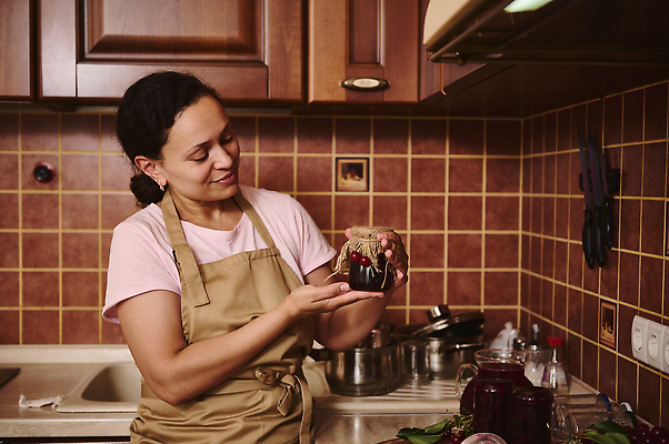 포토 JPG 해외이미지 전통 계절 열매 과일 재료 요리 한명 사람 여름 숟가락 수확 기구 시골 항아리 아침식사 보호 냄비 컨테이너 설탕 준비 유기농 주부 젤리 비타민 통조림 내추럴 숙성 채식주의자 핸드메이드 카피스페이스 비건 맛있는 해외202310 해외포토 식물 1 웰빙 산업 컨셉 농업 디저트 수저 식사 공백 도자기 솥 채식 영양소 파일형식