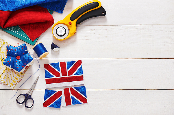 포토 JPG 해외이미지 패턴 장신구 영국 잉글랜드 자 취미 사람없음 쌓기 매트 도구 깃발 직물 면 바늘 실 바느질 천 회전 실타래 골무 커터 퀼트 핸드메이드 해외202310 해외포토 유럽 무늬 모션 문구용품 파일형식