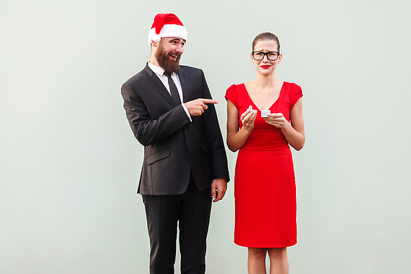 포토 JPG 해외이미지 스튜디오촬영 백인 커플 여자 남자 비즈니스 손가락 가족 청소년 회색배경 남편 휴가 노동자 새해 수염 선물 미소 두명 사무실 뷰티 가리킴 잡기 아내 비즈니스맨 울음 경영자 거짓 클라우스 해외202310 해외포토 서양인 직업 손 백그라운드 관계 모션 실내 표정 사람 손짓 회색 직장인 리더 파일형식