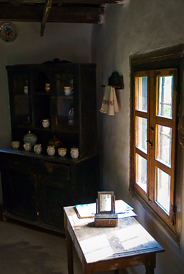 포토 JPG 해외이미지 나무 전통 외관 유럽 여행 건축양식 창문 자연 하늘 지붕 휴가 주택 협상 풍경 사람없음 야외 건물 목재 초록색 여름 울타리 뷰티 마을 봄 가을 바위 흰색 시골 볏짚 오두막 점토 밀짚 내추럴 볏집 스텝 옛날 우크라이나 해외202310 해외포토 식물 건축물 계절 건축 나라 컬러 비즈니스 재료 담장 돌_바위 짚 생태계 파일형식