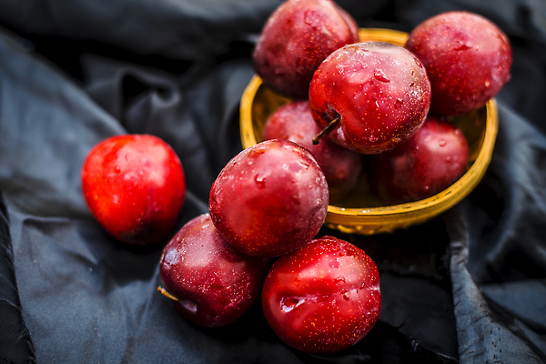 포토 JPG 해외이미지 음식 컬러 백그라운드 컨셉 다이어트 과일 재료 자연 표면 건조 건강 사람없음 목재 초록색 여름 농작물 바구니 보라색 검은색 젖음 신선 달콤 맛 유기농 날것 레시피 비타민 자두 건강식 내추럴 숙성 채식주의자 맛있는 해외202310 해외포토 나무 웰빙 계절 농업 생태계 채식 영양소 파일형식