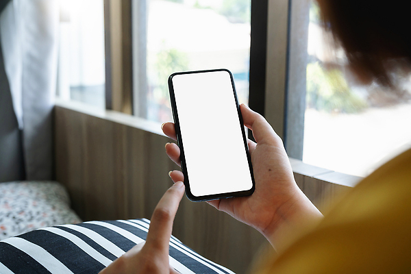 포토 JPG 해외이미지 라이프스타일 손 여자 백그라운드 컨셉 인터넷 비즈니스 통신 손가락 모바일 세포 한명 사람 성인 스마트폰 핸드폰 우주 디지털 스크린 공백 터치 흰색 잡기 네트워크 메시지 어플리케이션 사이버 무선전화기 전화기 스마트 보여주기 온라인 거짓 고립 목업 카피스페이스 비어있는 해외202310 해외포토 1 컬러 모션 생활 신체부위 전자제품 스마트기기 파일형식