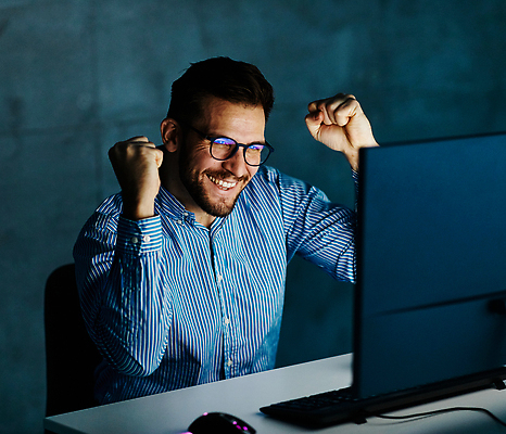 포토 JPG 해외이미지 직업 학생 응시 남자 행복 인터넷 비즈니스 사업가 성공 직장 실내 한명 사람 빛 컴퓨터 사무실 모니터 어둠 축하 우승 업무 작업 비즈니스맨 네트워크 야간 저녁 책상 경영자 야근 온라인 마감 승자 프로젝트 필승 해외202310 해외포토 자연요소 1 시선 감정 가구 컨셉 회사 내부 전자제품 최고 직장인 리더 파일형식