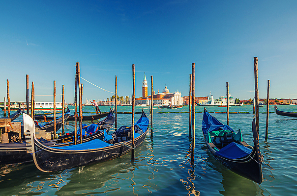 포토 JPG 해외이미지 유럽 바다 섬 여행 건축양식 교통시설 풍경 사람없음 건물 목재 물 도시풍경 성당 교회 탑 항구 이탈리아 낭만 종 도시 보트 역사 성자 곤돌라 정박 흔적 수로 운하 베네치아 종탑 석호 옛날 해외202310 해외포토 자연요소 나무 건축물 건축 나라 종교 교통 컨셉 배_교통 재료 종교건축 시설 파일형식