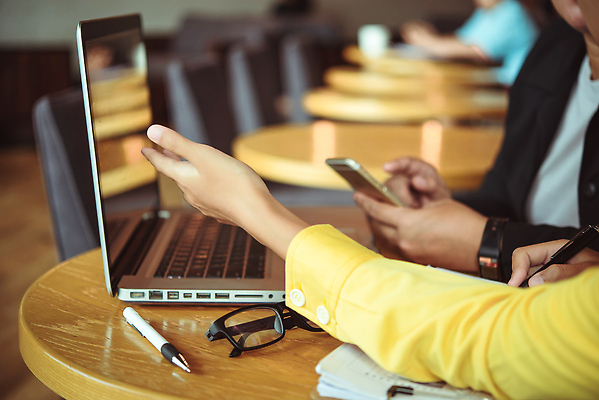 포토 JPG 해외이미지 직업 생각 인터넷 비즈니스 통신 통계 탁자 회의 협력 아이디어 대화 사람없음 컴퓨터 글로벌 사무실 디지털 공책 작업 네트워크 그룹 계획 토론 디자이너 분석 오브젝트 회계 거짓 다락방 마케팅 세미나 프로젝트 목업 브레인스토밍 해외202310 해외포토 가구 컨셉 문구용품 말하기 경제 전자제품 파일형식