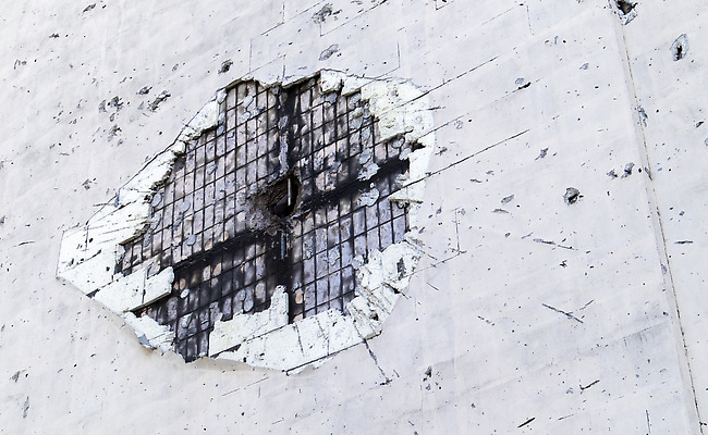 포토 JPG 해외이미지 외관 유럽 무기 벽 백그라운드 주택 사람없음 건물 손상 도시 폭발 폭탄 충돌 폐허 군용 전쟁 증거 대포 깨짐 비극 우크라이나 침범 해외202310 해외포토 건축물 나라 컨셉 군대 폭발물 파일형식