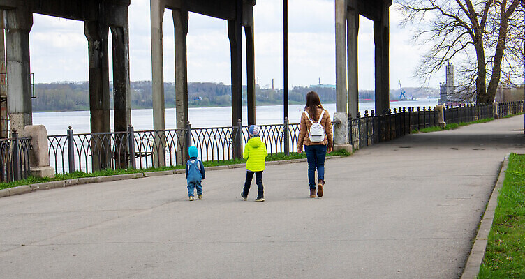 포토 JPG 해외이미지 백인 여자 교육 딸 아들 어린이 여행 컨셉 배낭 가족 관계 자연 놀이 엄마 거리 함께함 사람 소년 사람없음 야외 여름 부모 침묵 산책 육아 흰색 잡기 도시 그룹 보호 트랙 바둑 최초 해외202310 해외포토 서양인 계절 남자 컬러 가방 모션 휴식 소리 생태계 파일형식