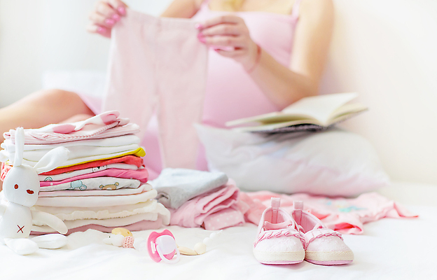 포토 JPG 해외이미지 여자 행복 분홍색 엄마 한명 들기 앉기 성인 앞모습 여행가방 임산부 임신 아기용품 하반신 출산 노리개젖꼭지 준비 아기신발 유아복 토끼인형 출산준비 산모수첩 성인여자한명만 해외202310 해외포토 1 옷 감정 인형 뷰포인트 컬러 신발 가방 가족 모션 사람 다이어리 토끼 오브젝트 여자한명만 성인여자만 파일형식