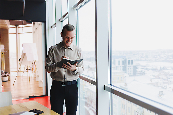 포토 JPG 해외이미지 백인 직업 남자 커피 벽 중년 백그라운드 셔츠 비즈니스 CEO 사업가 창문 성공 노동자 수염 한명 서기 사람 정장 성인 금융 사무실 펜 쪽지 공책 기록 업무 작업 비즈니스맨 자신감 클래식 목표 계획 집중 경영 골 심각 해외202310 해외포토 서양인 1 옷 감정 음료 컨셉 상의 모션 문구용품 경제 필기구 직장인 파일형식