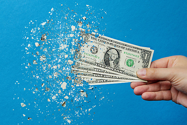 포토 JPG 해외이미지 무료이미지 손 조각 지폐 돈 신체부위 잡기 가루 흩날리기 흩어짐 해외202310 해외포토 컨셉 모션 사람 재산 파일형식 무료콘텐츠