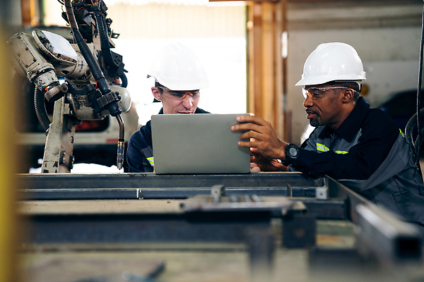 포토 JPG 해외이미지 남자 산업 공장 노동자 고글 작업복 대화 상반신 성인 두명 옆모습 노트북 기계 과학기술 잡기 작업 엔지니어 안전모 성인남자만 해외202310 해외포토 직업 옷 뷰포인트 공업 모션 기술 말하기 사람 전자제품 기술자 헬멧 안전장비 남자만 성인만 파일형식