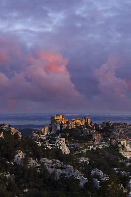 포토 JPG 해외이미지 문화 벽 여행 건축양식 풍경 사람없음 마을 일출 황혼 일몰 새벽 프랑스 바위 성 중세 역사 재산 그림 타운 남쪽 천연기념물 프랑스어 강화 랜드마크 옛날 프로방스 해외202310 해외포토 자연요소 문자 건축물 건축 유럽 금융 노을 돌_바위 도시 방향 파일형식