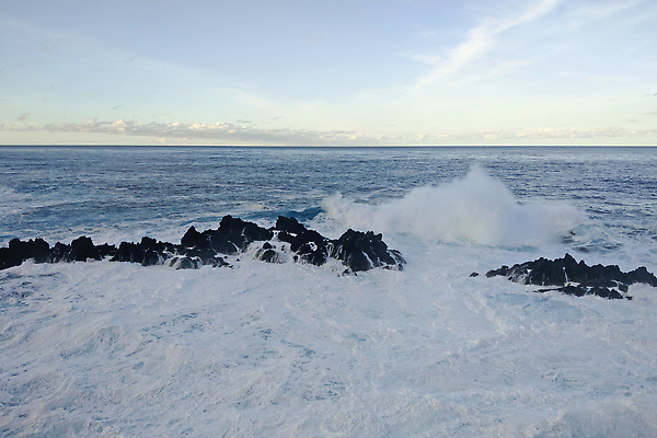 포토 JPG 해외이미지 모래 파도 바다 섬 여행 백그라운드 자연 날씨 풍경 사람없음 초록색 물 여름 파란색 뷰티 힘 일몰 거품 절벽 바위 흰색 물방울 만 서핑 떨어짐 빨래 큼 충돌 소금 분무기 폭풍 대서양 내추럴 스플래쉬 해외202310 해외포토 자연요소 계절 컬러 컨셉 가사 노을 돌_바위 수상스포츠 크기 생태계 파일형식
