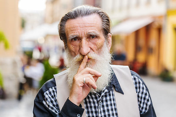 포토 JPG 해외이미지 백인 라이프스타일 할아버지 노년 남자 컨셉 손가락 거리 말하기 대화 경고 한명 야외 여행객 믿음 침묵 도시 입 신비 비밀 은퇴 알림 입술 사인 고민 쉿 보여주기 그만 사생활 옛날 조부모 해외202310 해외포토 서양인 1 손 감정 가족 모션 사람 성인 생활 신체부위 소리 조용 파일형식
