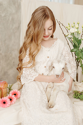 포토 JPG 해외이미지 드레스 여자 꽃 기독교 어린이 안기 식탁 염소 부활절 한명 앉기 상반신 앞모습 흰색 우아함 소녀한명만 해외202310 해외포토 식물 1 옷 기념일 종교 뷰포인트 컬러 컨셉 포유류 모션 탁자 사람 여자한명만 소녀만 파일형식