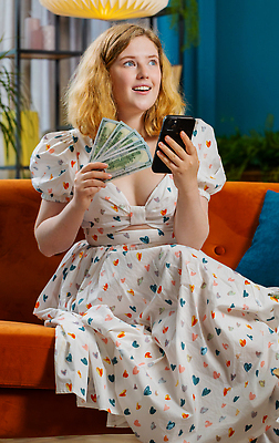 포토 JPG 해외이미지 백인 라이프스타일 여자 지폐 돈 거실 인터넷 성공 아파트 주택 관리 한명 성인 세로 금융 스마트폰 핸드폰 소파 달러 우승 재산 온라인쇼핑 생강 빨간머리 월급 대출 복권 수입 승자 예산 잭팟 챔피언 필승 비용 해외202310 해외포토 서양인 1 헤어스타일 컨셉 채소 의자 사람 건물 생활 경제 전자제품 스마트기기 쇼핑 최고 온라인 파일형식