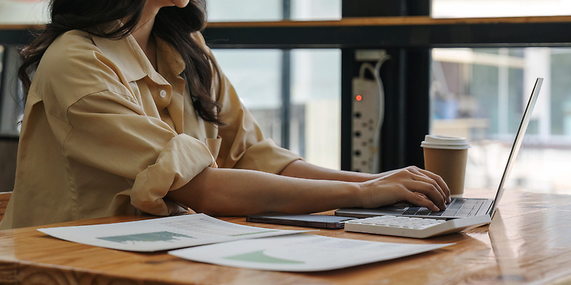 포토 JPG 해외이미지 직업 손 여자 종이 컨셉 돈 비즈니스 그래프 설계 직장 한명 사람 금융 경제 노트북 컴퓨터 사무실 계산기 업무 작업 비즈니스우먼 계산 책상 분석 보고서 경영자 문서 투자 회계 경영 계좌 세금 수입 예산 회계사 비용 해외202310 해외포토 1 가구 회사 문구용품 신체부위 전자제품 장비 직장인 재산 리더 파일형식