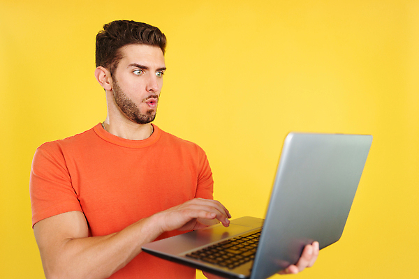 포토 JPG 해외이미지 백인 직업 행복 통신 청소년 성공 실내 표정 한명 서기 인종 노트북 컴퓨터 독서 세일 스크린 활발 타이핑 키보드 잡기 메시지 이메일 연결 사이버 무선전화기 스마트 경영자 충격 개성 온라인 노란배경 스타일 카피스페이스 제의 해외202310 해외포토 서양인 1 감정 백그라운드 컨셉 모션 사람 내부 전자제품 노란색 공백 전화기 리더 파일형식