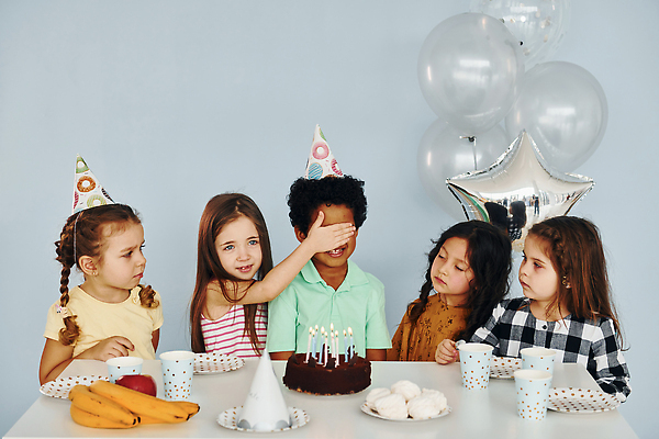 포토 JPG 해외이미지 접시 여자 남자 바나나 소년 여러명 상반신 케이크 눈가림 생일파티 종이컵 풍선 서프라이즈 어린이만 해외202310 해외포토 식기 어린이 다수 컨셉 과일 디저트 사람 컵 가림 생일 일회용 파일형식