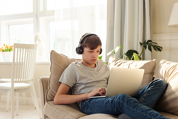 포토 JPG 해외이미지 백인 1 라이프스타일 남자 어린이 거실 인터넷 휴식 아파트 주택 한명 소년 내부 10대 노트북 컴퓨터 소파 햇빛 디지털 헤드폰 웹 방 관찰 연결 영화 온라인 동영상 거짓말 소프트웨어 혼자 카피스페이스 해외202310 해외포토 서양인 음향기기 컨셉 의자 모션 청소년 문화예술 사람 건물 생활 전자제품 태양 공백 파일형식