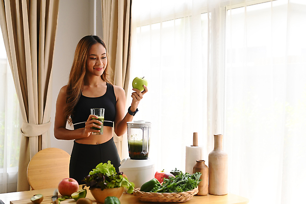 포토 JPG 해외이미지 여자 채소 잔 도마 키위 한명 들기 동양인 상반신 성인 커튼 사과 믹서 창가 풋사과 건강식 성인여자한명만 식단관리 해독주스 해외202310 해외포토 1 식기 음식 과일 창문 모션 주방용품 사람 인종 주스 여자한명만 성인여자만 파일형식