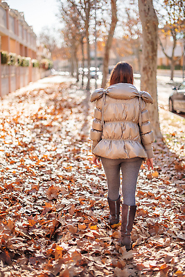 포토 JPG 해외이미지 백인 모델 1 라이프스타일 옷 계절 여자 길 컬러 잎 자연 날씨 휴식 거리 부츠 한명 사람 성인 야외 세로 컬러풀 노란색 유행 환경 산책 카펫 재킷 추위 가을 도시 변화 황금 우아함 떨어짐 군중 10월 교체 땅바닥 스타일 해외202310 해외포토 서양인 식물 신발 컨셉 바닥 생활 외투 날짜 생태계 파일형식