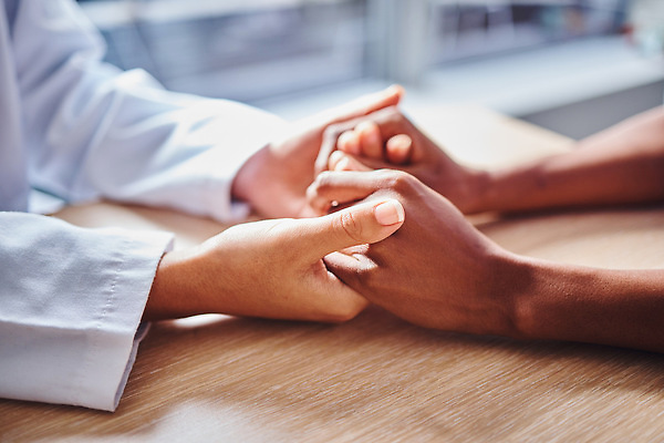 포토 JPG 해외이미지 손 따뜻함 근접촬영 신체부위 손잡기 의사 도움 해외202310 해외포토 뷰포인트 컨셉 모션 사람 의료진 파일형식