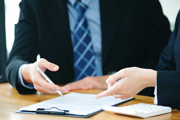 포토 JPG 해외이미지 직업 행복 회사 비즈니스 통신 성공 악수 직장 함께함 기술 대화 사람 두명 사무실 믿음 업무 직장인 비즈니스맨 그룹 토론 종업원 분석 동료 직원 컨설턴트 리더 긍정 동의 지원 통일 프로젝트 해외202310 해외포토 남자 감정 컨셉 관계 말하기 손짓 작업 전문직 상담 파일형식