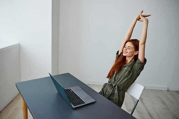 포토 JPG 해외이미지 직업 학생 라이프스타일 여자 행복 인터넷 의자 비즈니스 사업가 탁자 한명 미소 사람 앉기 성인 10대 노트북 스터디 컴퓨터 사무실 독서 뷰티 식당 공책 업무 작업 직장인 비즈니스우먼 연결 책상 경영자 바쁨 온라인 빨간머리 경영 진짜 프리랜서 비어있는 해외202310 해외포토 1 헤어스타일 감정 가구 모션 청소년 문구용품 표정 생활 전자제품 학습 상점 리더 파일형식