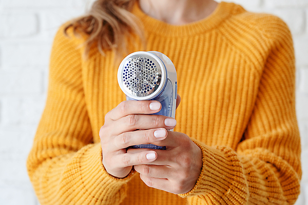 포토 JPG 해외이미지 옷 여자 한명 들기 상반신 성인 앞모습 니트 정리 손질 보여주기 보풀 성인여자한명만 보풀제거기 해외202310 해외포토 1 뷰포인트 상의 모션 사람 가전제품 여자한명만 성인여자만 파일형식