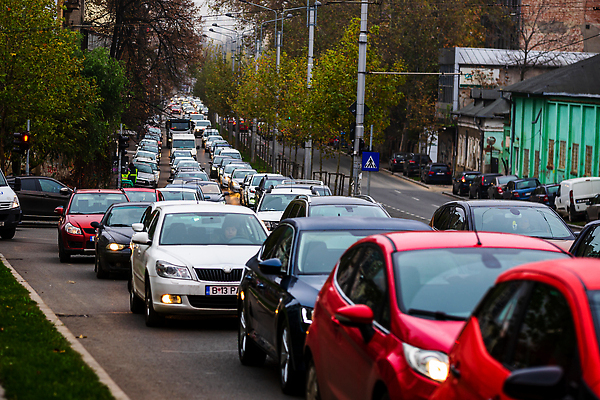 포토 JPG 해외이미지 도로 교통시설 자동차 풍경 사람없음 야외 운전 도시 오염 도심 루마니아 동유럽 블러효과 통근 해외202310 해외포토 유럽 길 육상교통 교통 모션 시설 출근 블러 파일형식 효과