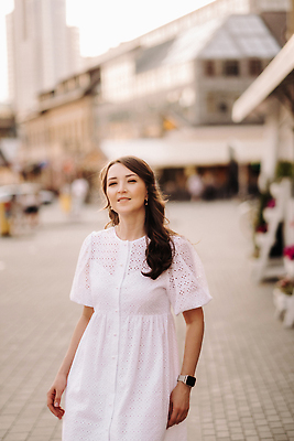 포토 JPG 해외이미지 원피스 여자 길 거리 한명 상반신 성인 야외 건물 앞모습 성인여자한명만 해외202310 해외포토 1 건축물 옷 뷰포인트 사람 여자한명만 성인여자만 파일형식