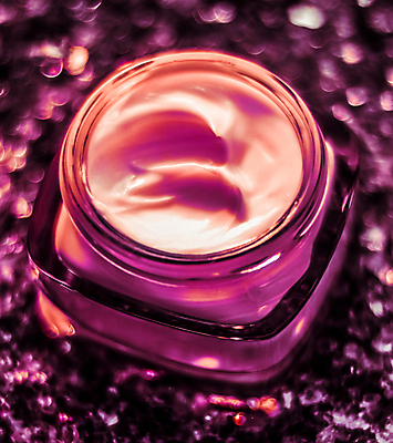 포토 JPG 해외이미지 무료이미지 분홍색 근접촬영 사람없음 반짝임 고급 피부관리 스킨케어 기초화장품 수분크림 분홍색배경 해외202310 해외포토 뷰포인트 컬러 백그라운드 컨셉 모션 뷰티 화장품 파일형식