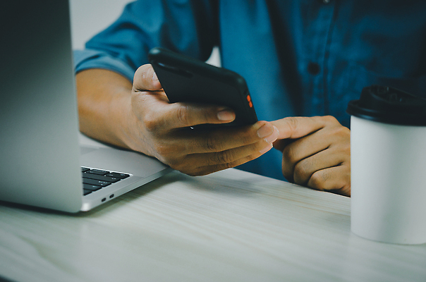 포토 JPG 해외이미지 직업 남자 인터넷 비즈니스 통신 손가락 성공 설계 노동자 직장 창조 대화 앉기 사람없음 노트북 스마트폰 핸드폰 컴퓨터 사무실 독서 공책 타이핑 잡기 업무 작업 비즈니스맨 네트워크 메시지 이메일 상담원 연결 종업원 책상 검색 경영자 바쁨 마케팅 영상통화 채팅 프리랜서 해외202310 해외포토 손 가구 컨셉 회사 모션 문구용품 말하기 사람 전자제품 스마트기기 직장인 사무원 리더 통화 파일형식