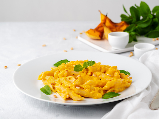 포토 JPG 해외이미지 접시 음식 백그라운드 다이어트 채소 부분 호박 치즈 파스타 건강 요리 사람없음 세로 빛 주방 식사 저녁식사 이탈리아 할로윈 흰색 신선 고명 맛 굽기 먹기 민트 허브 크림 점심식사 채식주의자 펜네 핸드메이드 카피스페이스 비건 맛있는 해외202310 해외포토 식물 식기 유럽 컬러 컨셉 모션 유제품 서양음식 공백 구이 채식 파일형식