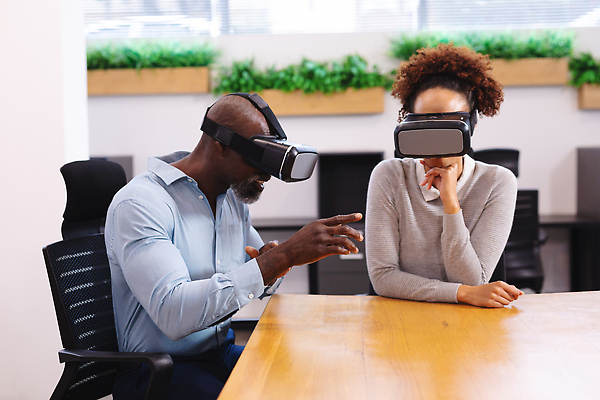 포토 JPG 해외이미지 서양인 여자 남자 의자 비즈니스 탁자 실내 앉기 상반신 성인 두명 앞모습 옆모습 가리킴 착용 가상현실 성인만 오큘러스 VR기기 해외202310 해외포토 외국인 뷰포인트 가구 모션 사람 손짓 내부 기계 파일형식