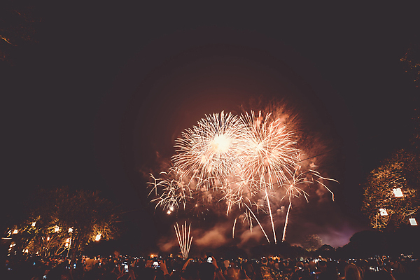 포토 JPG 해외이미지 백그라운드 밤하늘 불 폭죽 사람 이벤트 여러명 야외 빛 반짝임 축제 어둠 군중 발광 해외202310 해외포토 자연요소 다수 모션 하늘 야간 파일형식