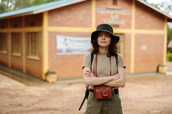 포토 JPG 해외이미지 백인 라이프스타일 여자 행복 도로 여행 포즈 배낭 아프리카 자연 휴가 국립공원 한명 서기 사람 상반신 성인 야외 뒷모습 컬러풀 뷰티 여행객 걷기 계곡 산책 시골 사진사 호기심 남아프리카 르완다 카피스페이스 해외202310 해외포토 서양인 1 공원 감정 나라 길 뷰포인트 컬러 컨셉 가방 교통시설 모션 휴식 생활 공백 작가 생태계 파일형식
